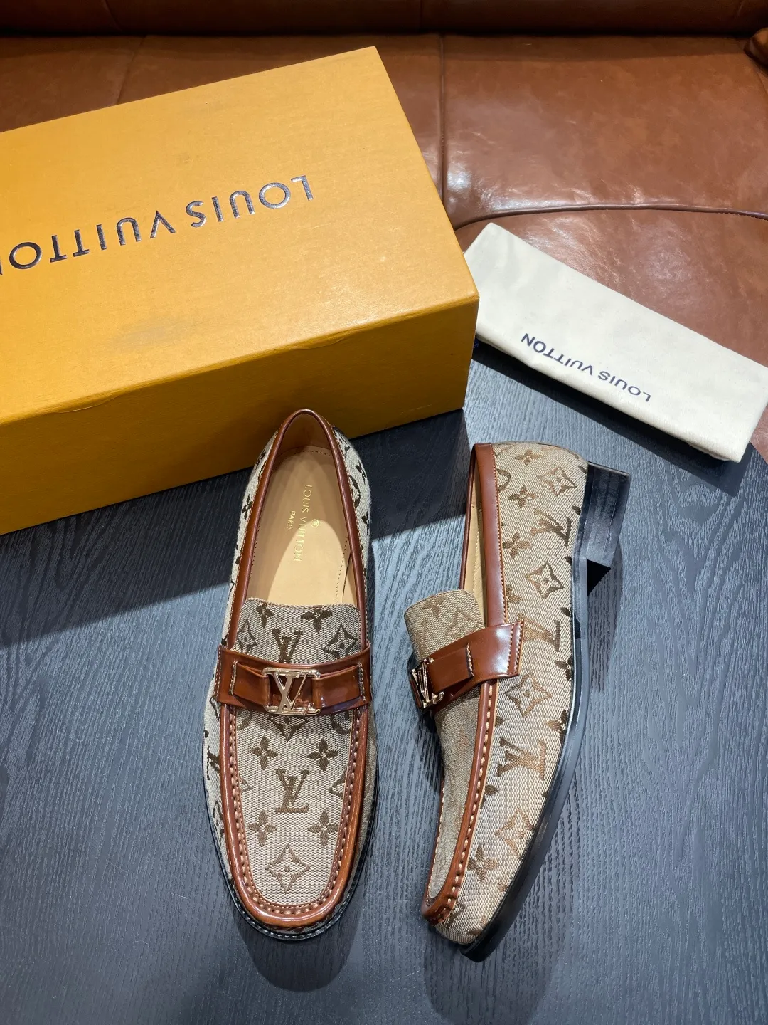 [LV] Leather shoes - High-end quality - Upper: 🔝Tumbled cowhide, Nappa cowhide, brand logo sewn on the shoe body - Inner: cowhide, foot pad; water-dyed cowhide - Outsole: T men's shoes 💰R·Rubber foam; two-color molded outsole -Super high quality control·Fine workmanship: highlighted (high-end·luxury·grade) -Size: 38-44 (45 can be customized)
